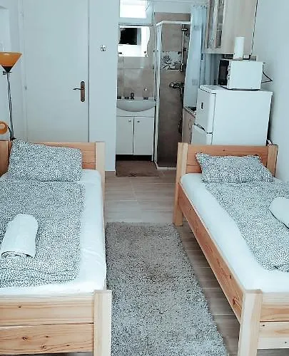 מלון דירות Napfeny Apartmanhaz 3*