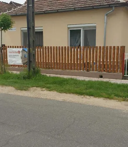 Napfeny Apartmanhaz מלון דירות 3*